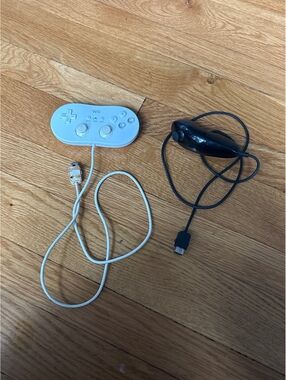 Nintendo Wii Classic Controller and Wii Nunchuk lot: